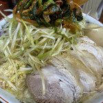 ラーメン二郎 - 小ぶた（880円）＋ネギ（100円）＋味つき玉子（80円）＋ニラキムチ（80円）、ニンニクコール