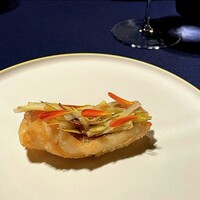 abysse - 「太刀魚　グレープフルーツ　黄ニラ」ホワイトバルサミコとグレープフルーツと合わせて、甘み、酸味、歯ざわり、油分も、目に美しく・・・。クロスに移る水の光も美しい。