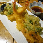 和彩厨房 KATURA - エビと魚と野菜の天ぷら盛合せ