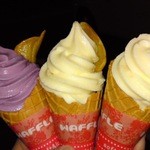 芋舗　芋屋金次郎 - 自分の牛乳ソフト2つに相方の紫芋ソフト