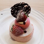 カフェラウンジ コアガリ - 苺のロールケーキ