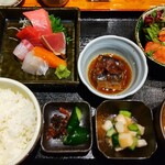 日本酒とワイン ヒカリ - ヒカリ御膳(数量限定) 1000円、内容は「お刺身」「天ぷら」「小鉢」「煮物」「サラダ」「漬物」「ご飯」「汁もの」、天ぷらは後から揚げたてが、ご飯と汁もののお替りは無料になります