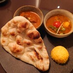 インド料理 想いの木 - ハーフナン、ターメリックライスとカリー２種