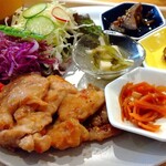 'olu'olu cafe - この日のメインは鶏もも肉。あと副菜4品、サラダがつきます。