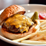 ユニオン スクエア トウキョウ - 山形村 短角牛ハンバーガー(110g)@税込1,800円：バーガーにちょい寄ってみました。