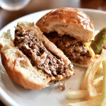 ユニオン スクエア トウキョウ - 山形村 短角牛ハンバーガー(110g)@税込1,800円：バンズ＆パティの断面