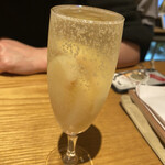 薪窯ピッツァとワイン酒場 NADESHICO - なみなみスパークリング白桃(¥680)