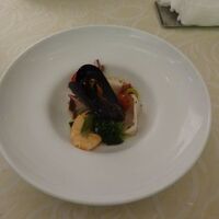 キハチ 名古屋JRセントラルタワーズ店 - 【選べる前菜】海老、イカ、タコとゴロゴロ野菜のマリネ　エストラゴン風味