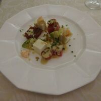 キハチ 名古屋JRセントラルタワーズ店 - 【選べる前菜】マグロとアボカド、海老の豆腐サラダ　ピータンソース