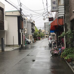 Fukudaya - 住宅街の中、左側がお店