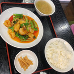 中国料理 峨嵋山 - エビ、イカ、菜の花、唐辛子炒め　税込800円