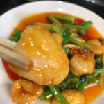 中国料理 峨嵋山 - ピンボケですが、イカに包丁がたくさん入って
      とても柔らかくなっています