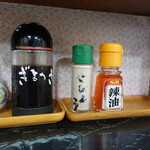 香鑪峰 - 手書きの調味料ボトルと辣油はやや酸化しててヤバイ！
