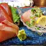 お食事処 八角 - ブリ、カツオ、もう一つは白身魚(鯛？)のたたきかな？特に白身魚はめっちゃ美味かった。