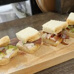 トリワイン ＰＩＫＯＳＨＨＨＵ - 自家製フォカッチャのパニーノ