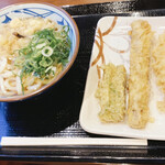 Marugame Seimen - かけうどん(並)＋海老天、ちくわ天、ごぼう天＝570円