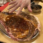 大阪焼肉・ホルモン ふたご  - はみ出るカルビ