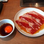 PREMIUM KARUBI - 炙り牛すき焼きカルビ（こだわり岩手極濃卵のプレミアム）