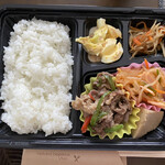 Vivo - 牛肉とピーマン炒め弁当、春雨サラダもGOODなり‼︎