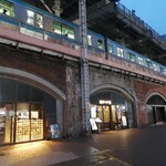 カレーは飲み物。 - 雨の新橋駅