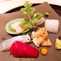 御料理 かつ志 - ⚫お造り　仕事を入れた刺身はどれも旨い