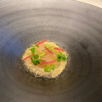 レストラン リューズ - 前菜1:新玉ねぎのムース、甘海老、ホタテ、ジュレ、木の芽、赤玉ねぎのピクルス