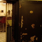 モール&ホソイコーヒーズ - お店入口の重そうな扉