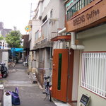 グリーンズ・コーヒー・ロースター - ガード下から元町側を