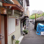 グリーンズ・コーヒー・ロースター - お店前から花隈方面を