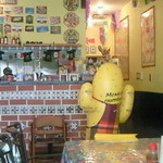 メキシカンフード ドスマノス - 店内にはメキシコ雑貨がいっぱい