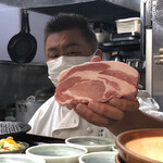 とんかつ 栄ちゃん - 揚げる前の豚肉と村越さんの輝き
