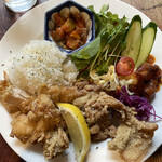 ごはんとお酒 イエゴリコ - 本日のランチ・ごはんプレート 恵那鶏もも唐揚げレモン（税込 900円）評価＝◎