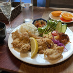 Gohan To Osake Iegoriko - 本日のランチ・ごはんプレート 恵那鶏もも唐揚げレモン（税込 900円）評価＝◎とスパークリングワイン（税込 200円）評価＝○