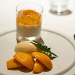 レストラン オオツ - ジャスミン茶プリンと枇杷のコンポート フランス産ラベンダー蜂蜜のアイス 長崎枇杷