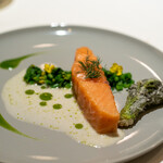 レストラン オオツ - 青森サクラマスのコンフィ タラの芽フリット ブールブランソース パセリオイル