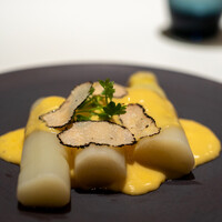 レストラン オオツ - ボルドー産ホワイトアスパラガス サマートリュフ マイクロセロリ エスプーマしたサバイヨンソース