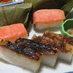 つるべすし 弥助 - 柿の葉の中は鱒寿司