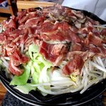 ジンギスカン肉焼 加トちゃん家 - 野菜の上に羊肉を一気にON！