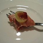El Raco Den Takeuchi - 【アミューズ】フォアグラを豚のマリネで包み、ぶどうを添えたもの
