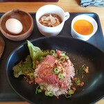 キッチン しろ - 料理写真:ローストビーフ丼と自家製プリン