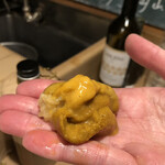 うを徳 - 大間の紫雲丹のにぎり