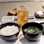 Rikihachi Seinikuten Chokuei Yakiniku Matsusaka Rikihachi - ご飯、味噌汁、ウーロン茶