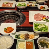 游玄亭 赤坂 - まずランチのセットが来て、このあとロースくるよ〜