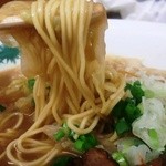 へてのや - へてのやラーメン　麺のリフトアップ　やはり加水は低め