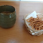 手打ち蕎麦 和味 - 煎った蕎麦茶と揚げた蕎麦