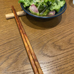 山本のハンバーグ - お箸で食べる。