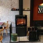 足羽山 ATARASHIYA - 店内（薪ストーブ）