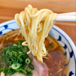 さぬき親鳥中華そば かしわの木 - 麺はストレート麺　デフォで柔目