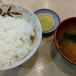 Kushigiku - 定食のご飯、味噌汁、漬け物