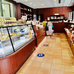 イノダコーヒ - ◎店内の入り口でコーヒーとケーキやお菓子が販売されている。